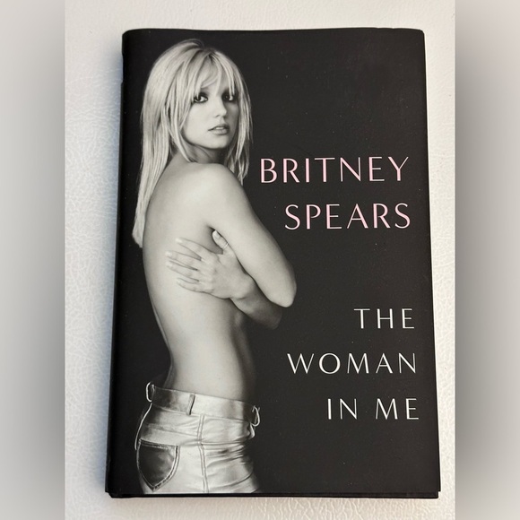 ✨ Britney Spears The Woman in Me book - Picture 3 of 8